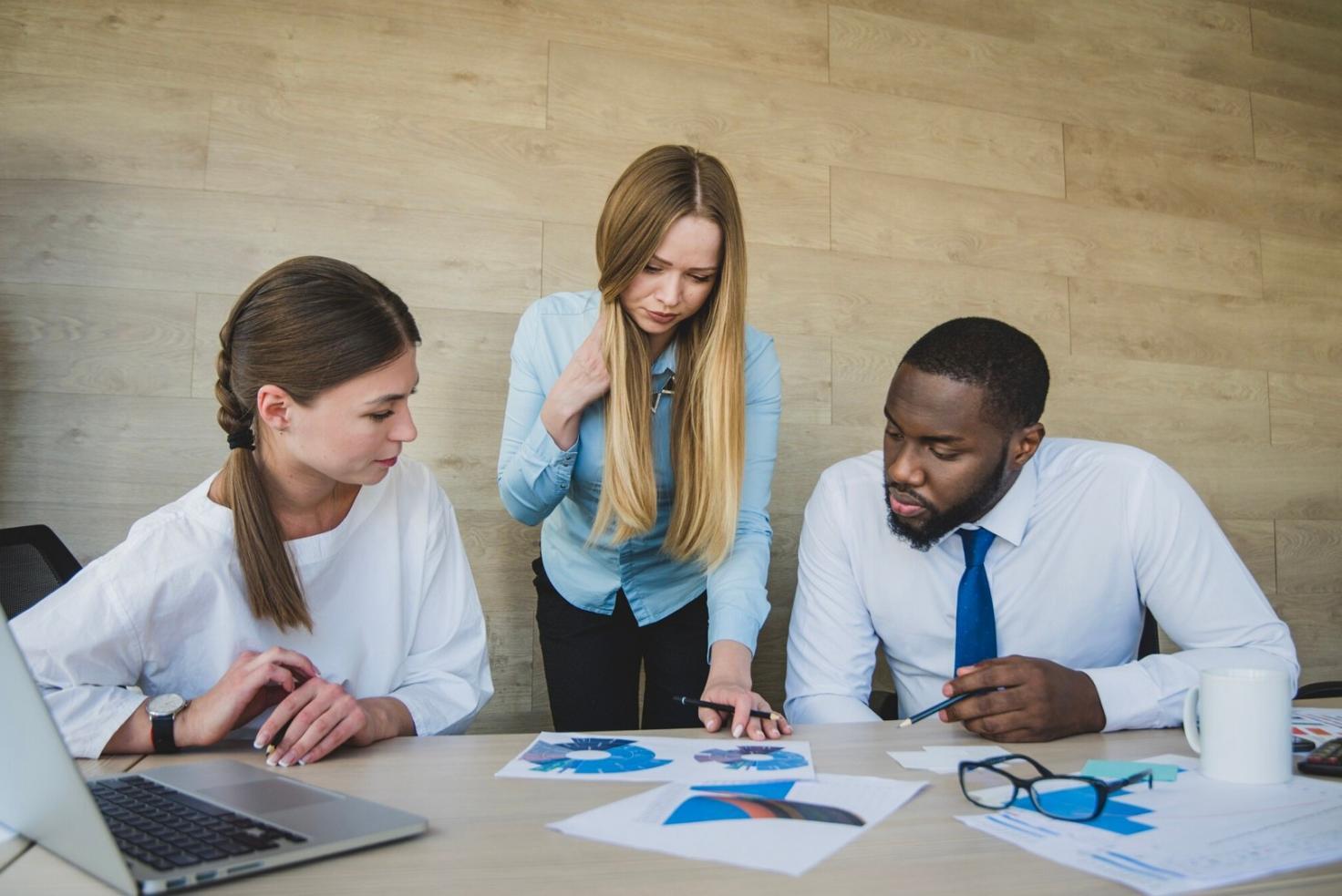 Espacios de trabajo colaborativo en las oficinas de untorineent